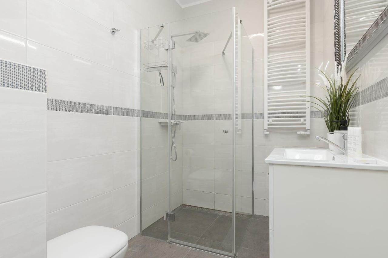 Modern One Bedroom Apartment With Parking In Lodz By Renters Prestige Экстерьер фото